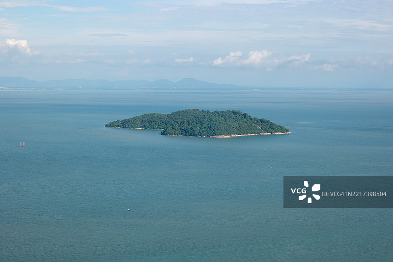 蓝色海洋上孤立岛屿的美丽景色图片素材
