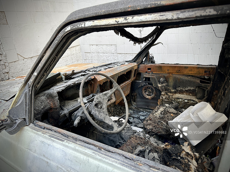 一辆汽车被烧毁并摧毁。图片素材