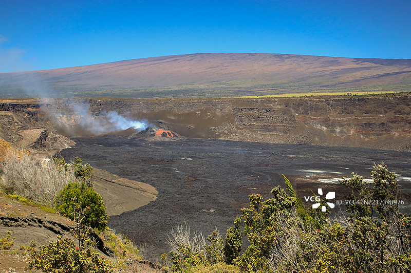 哈雷马乌马乌火山口的景观，北口喷发的熔岩流淌，远处是莫纳罗亚火山。图片素材