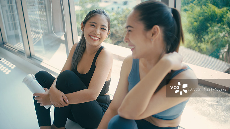 亚洲女性在房间里练习瑜伽图片素材