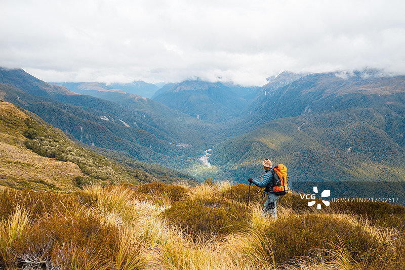 在大自然中度过完美的一天。图片素材