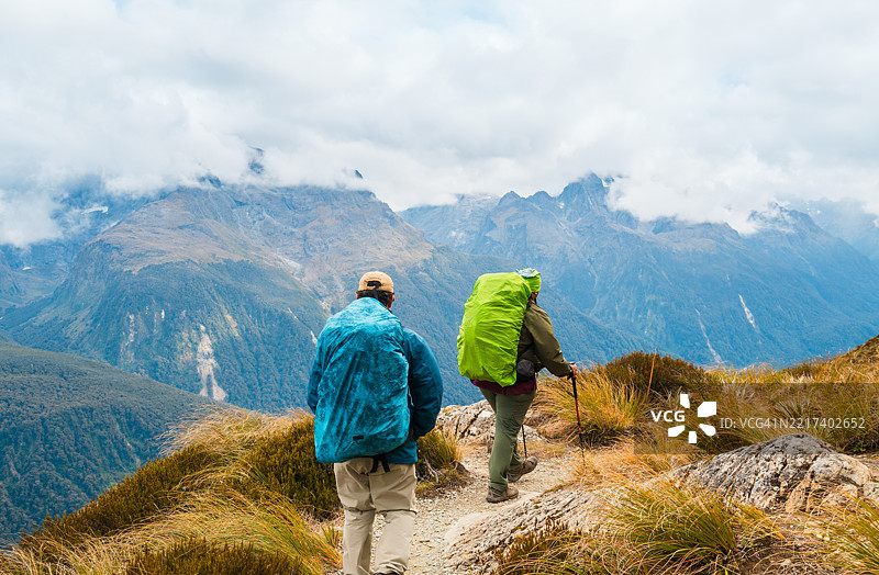 荒野探险者在自然中进行越野旅行。图片素材