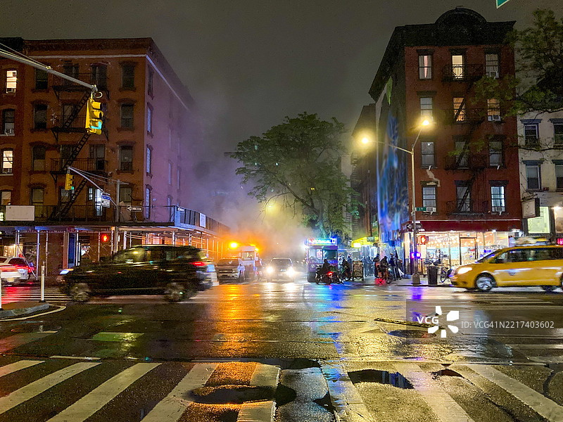 纽约市东村湿润夜晚的街景图片素材
