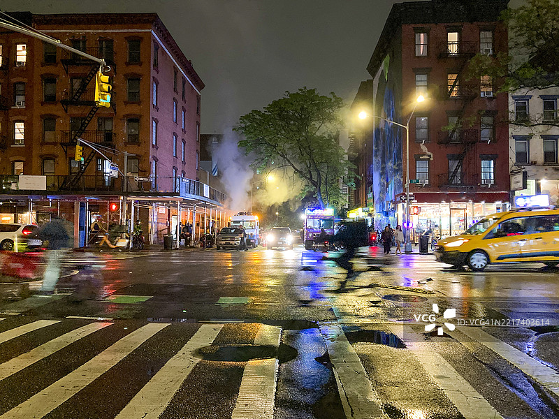 纽约市东村湿夜街景图片素材