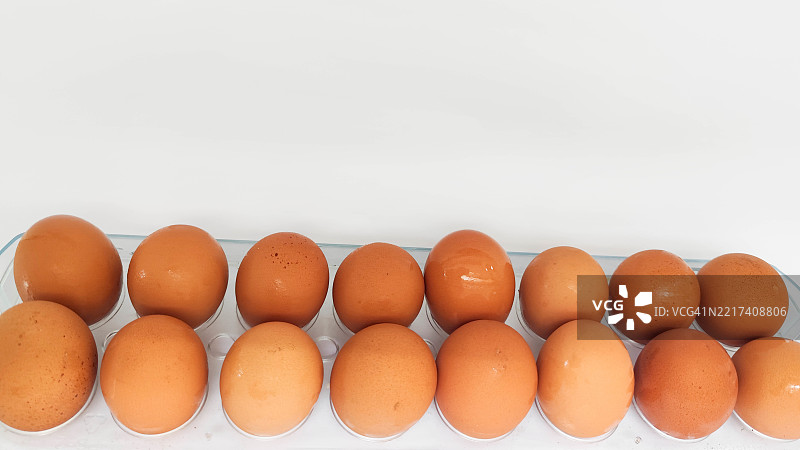 棕色鸡蛋整齐地放在塑料托盘中图片素材