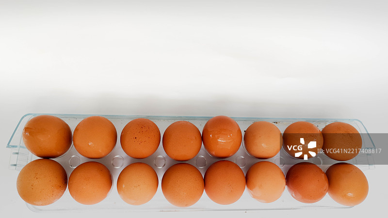 棕色鸡蛋整齐地放在塑料托盘中图片素材