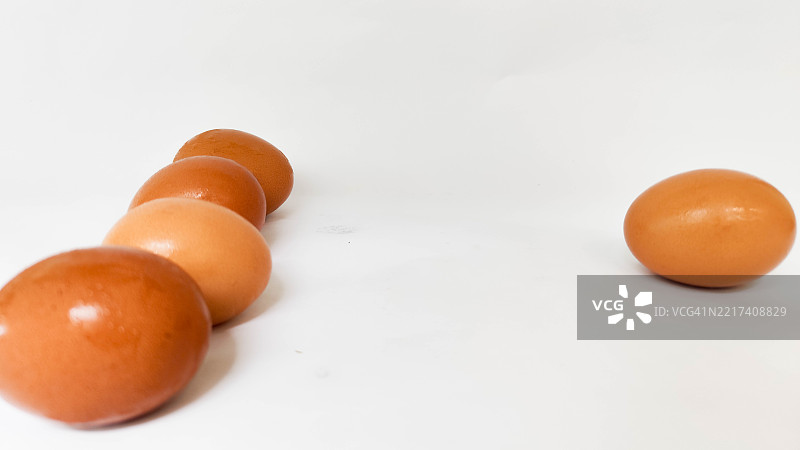 一排鸡蛋，其中一个蛋被分开图片素材