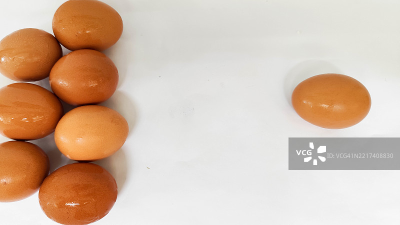 一排鸡蛋，其中一个蛋被分开图片素材