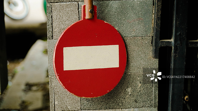 一个带有白色线条的红色标志图片素材