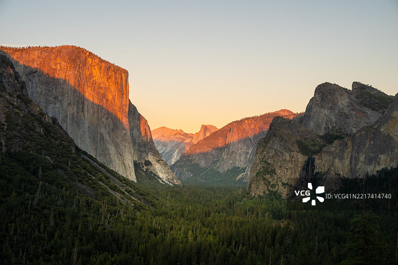 优胜美地山谷的日落 – 隧道景观，优胜美地国家公园，加利福尼亚图片素材