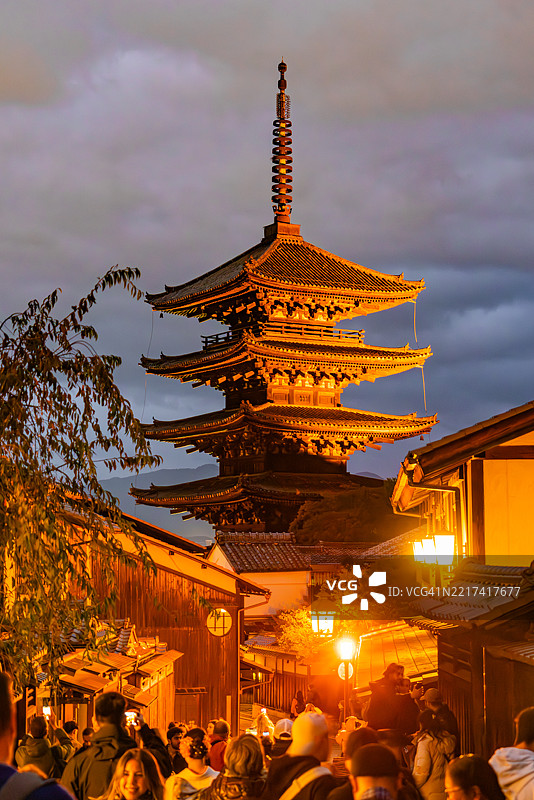 日本京都老街的繁忙街道傍晚景色。图片素材