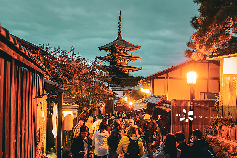 日本京都老街的繁忙街道夜景。图片素材