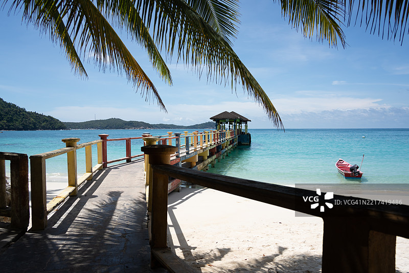 热带度假岛屿的码头和晴天清澈的海水图片素材