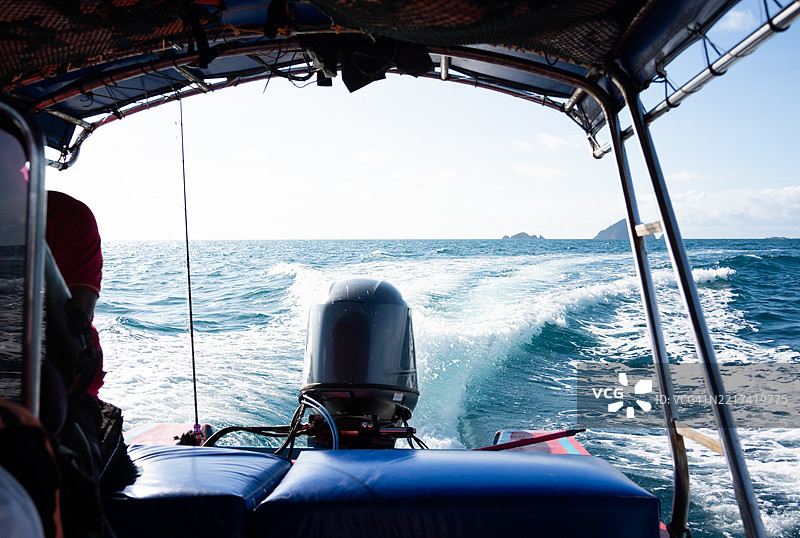 船只撞击的波浪图片素材