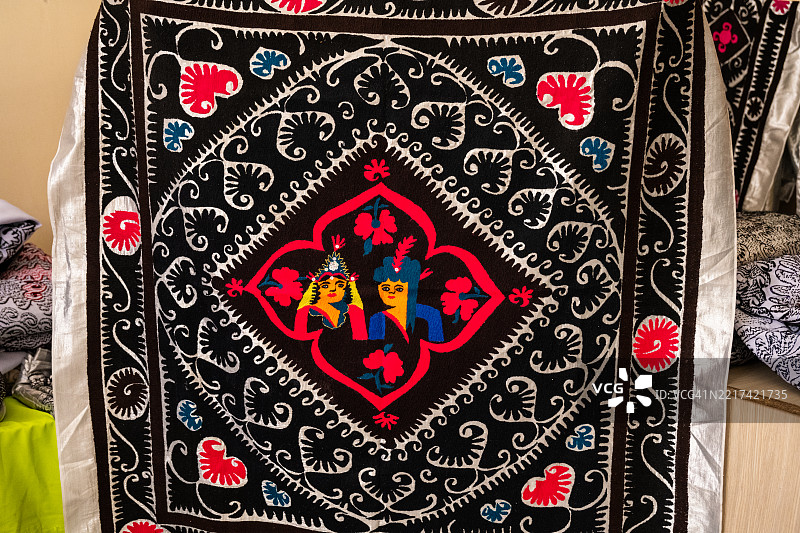 在乌尔古特的纺织市场上展示的传统乌兹别克苏扎尼，具有生动的情侣图案和花卉刺绣。图片素材
