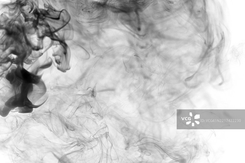 黑色烟雾与白色背景图片素材