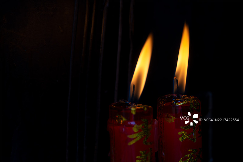 黑色背景上的微弱烛光图片素材