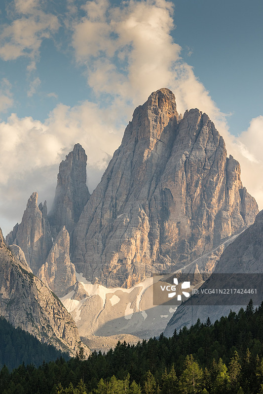 特雷奇梅迪拉瓦雷多的壮丽南面图片素材