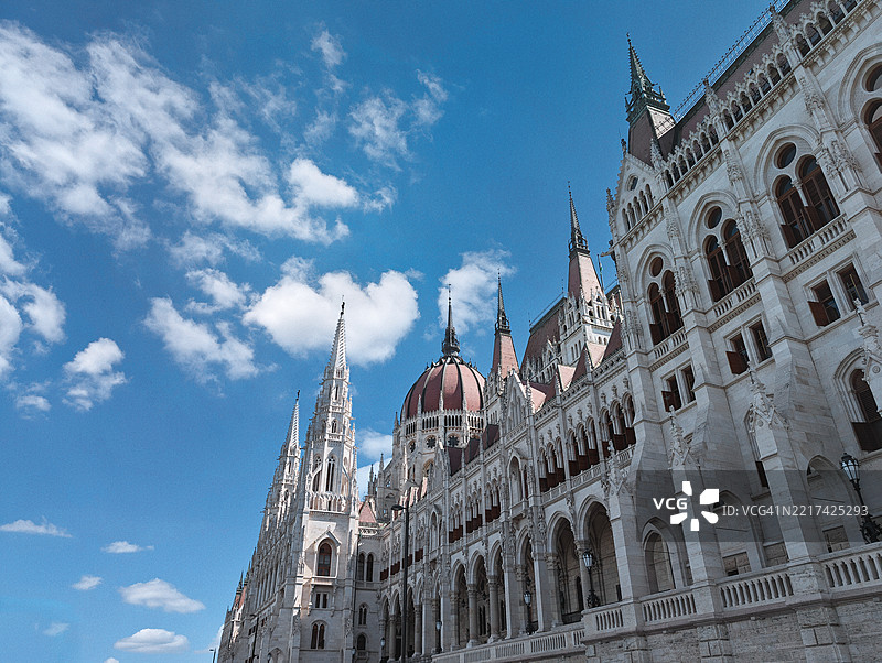 从低角度看宏伟的匈牙利国会大厦，拥有华丽的哥特复兴建筑风格图片素材