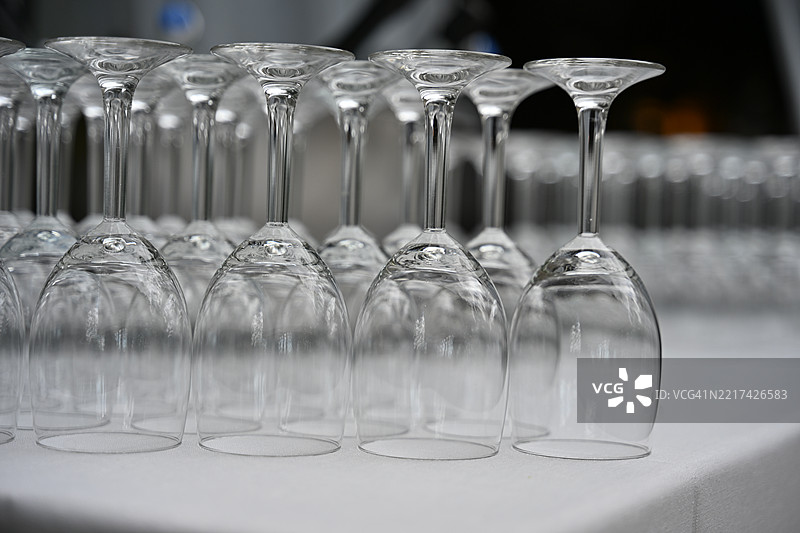 一排倒置的酒杯在桌子上准备迎接派对图片素材