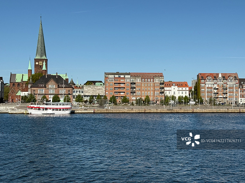 俯瞰丹麦尤兰半岛奥胡斯市的海滨，背景是奥胡斯大教堂（Aarhus Domkirke）图片素材