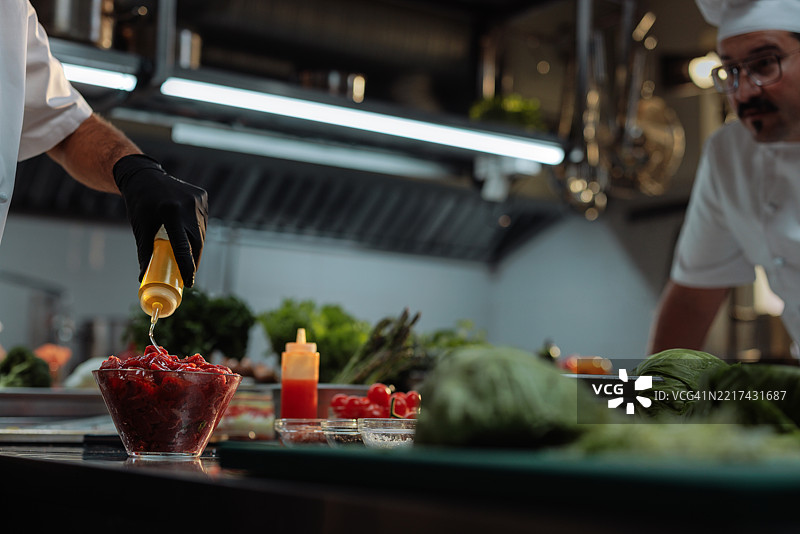 厨师在餐厅厨房准备菜肴的食材图片素材