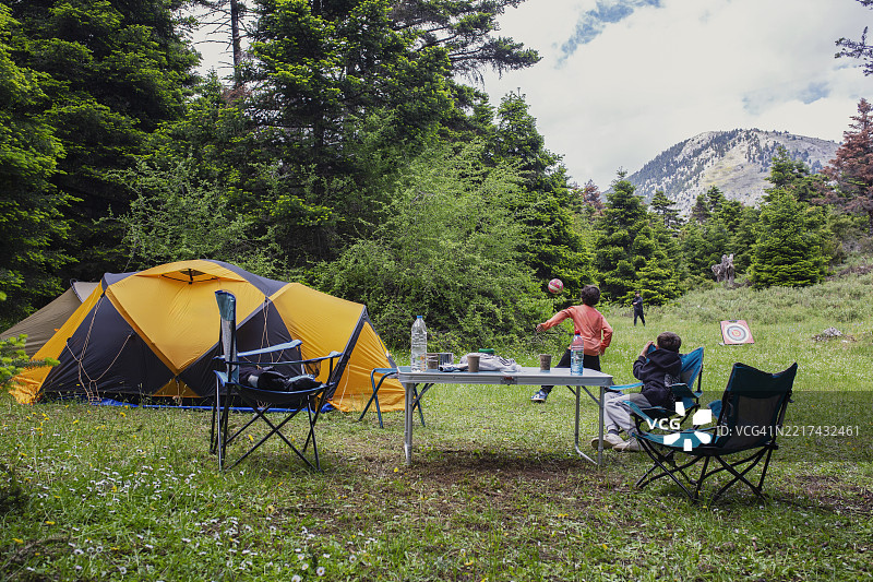 在绿色森林空地上与家人享受露营之旅图片素材