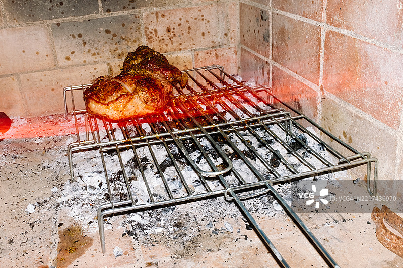 砖炉中炭火烧烤的猪肋排图片素材