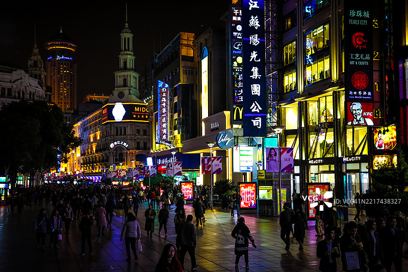 Shanghai China Nanjing road shopping street at night图片素材