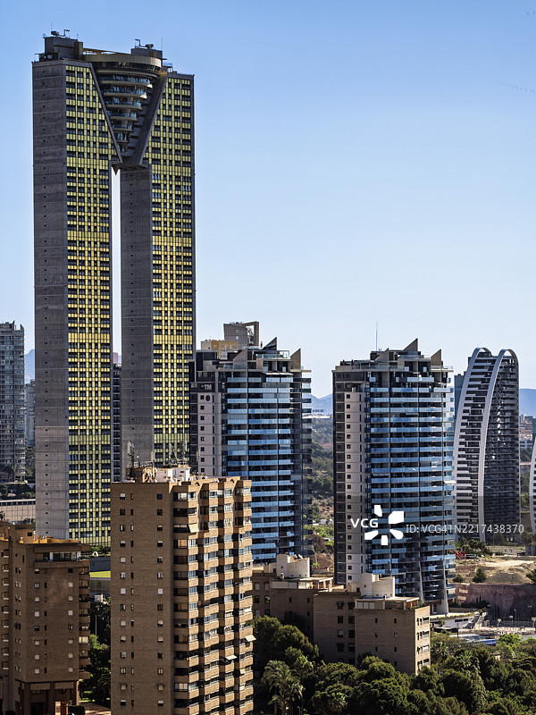 现代海滨城市的高空视角，摩天大楼林立。西班牙贝尼多姆市。图片素材