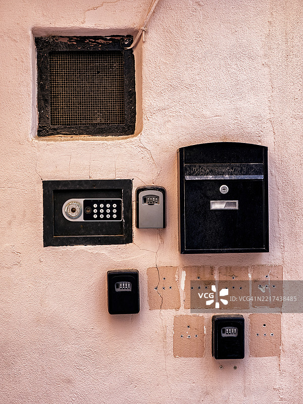 旅游问题，带有多个钥匙箱的度假租赁公寓外观。图片素材