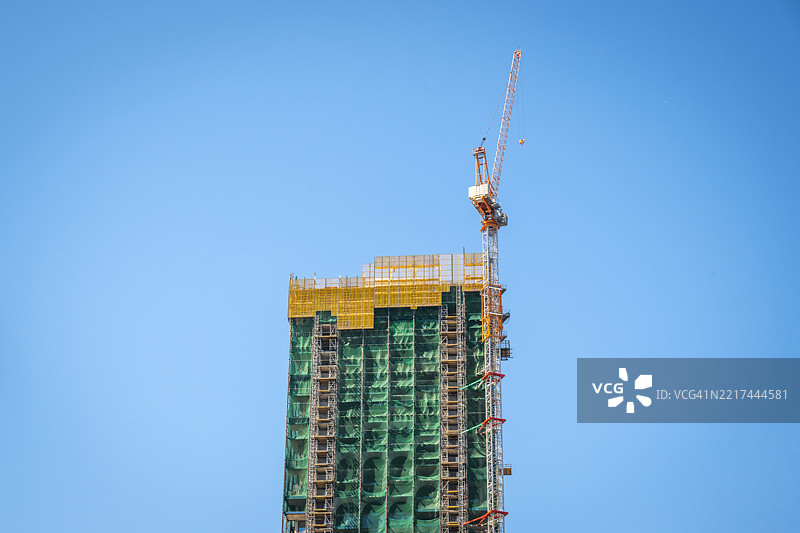 高层建筑施工与起重机图片素材