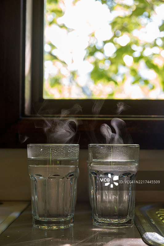 桌子上有两杯热水图片素材