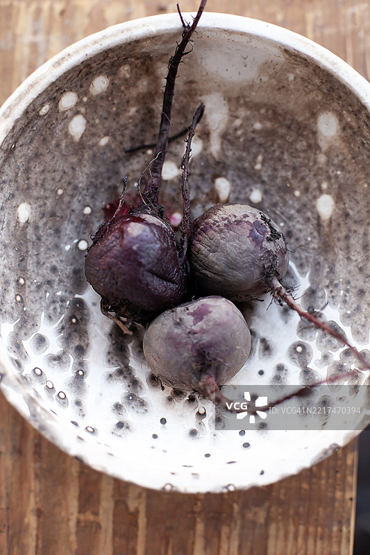 乡村风格的碗里盛着煮熟的甜菜图片素材