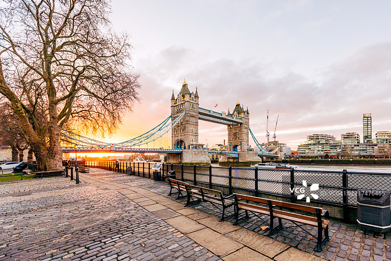 伦敦，英格兰，英国的塔桥和泰晤士河堤在日出时分图片素材