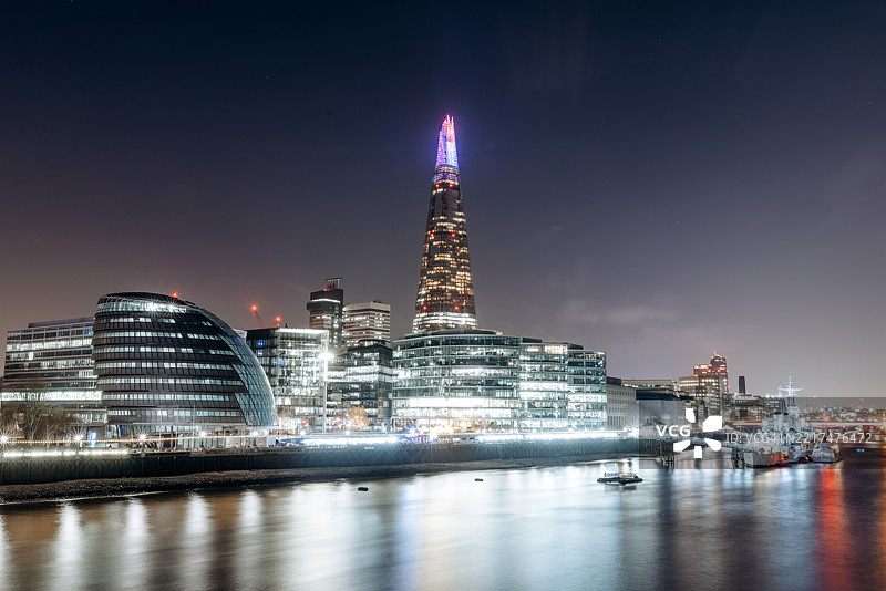 伦敦天际线，包含碎片大厦、GLA大楼和夜间灯光照亮的泰晤士河，英格兰，英国图片素材