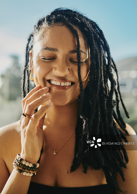 微笑的有辫子头女性在自然光下图片素材