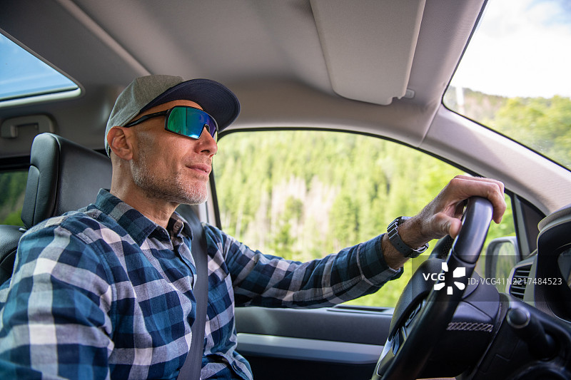 男人驾驶汽车图片素材