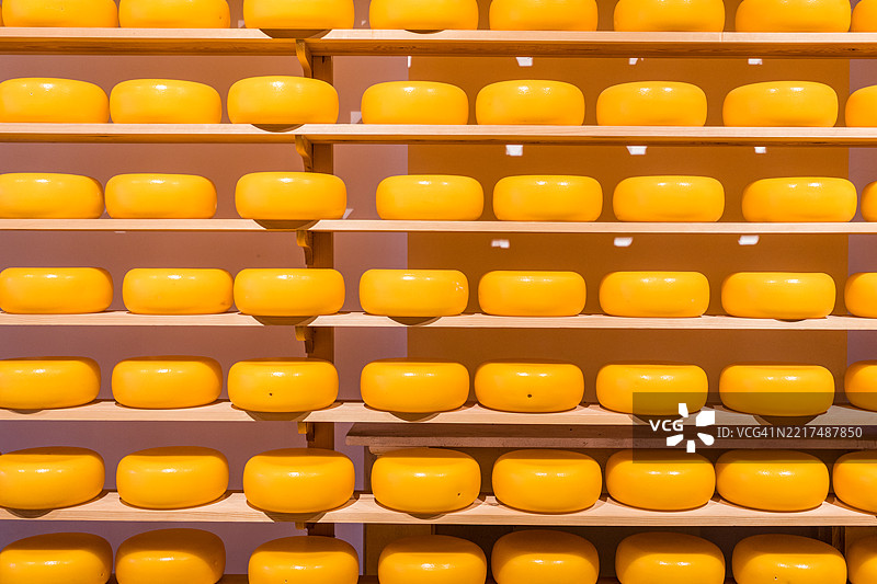 商店里展示的古达奶酪图片素材