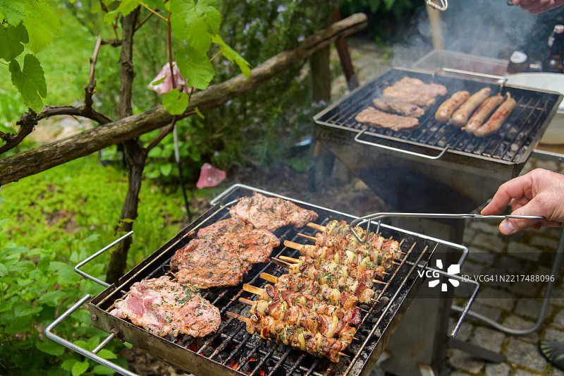 在后院花园烧烤环境中烤肉和香肠图片素材