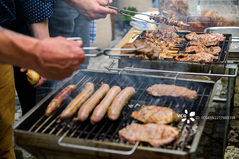 户外烧烤聚会，烤肉和香肠齐聚一堂图片素材