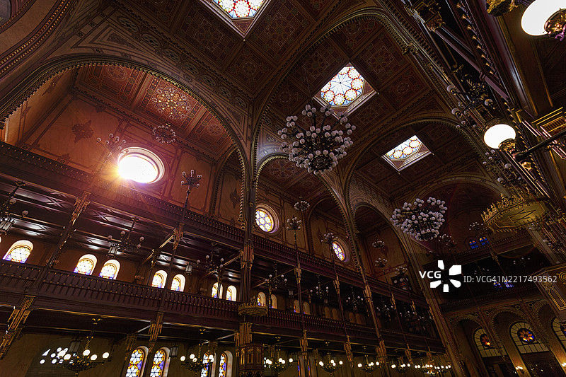 艺术装饰的室内,窗户透入的光线,阳光的光束,大犹太教堂,纳吉犹太教堂,布达佩斯佩斯特区,匈牙利,欧洲图片素材