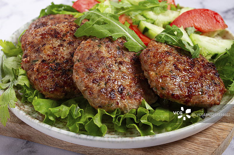 炸肉饼，混合肉末，配有蔬菜沙拉，自制，俯视图，无人。图片素材