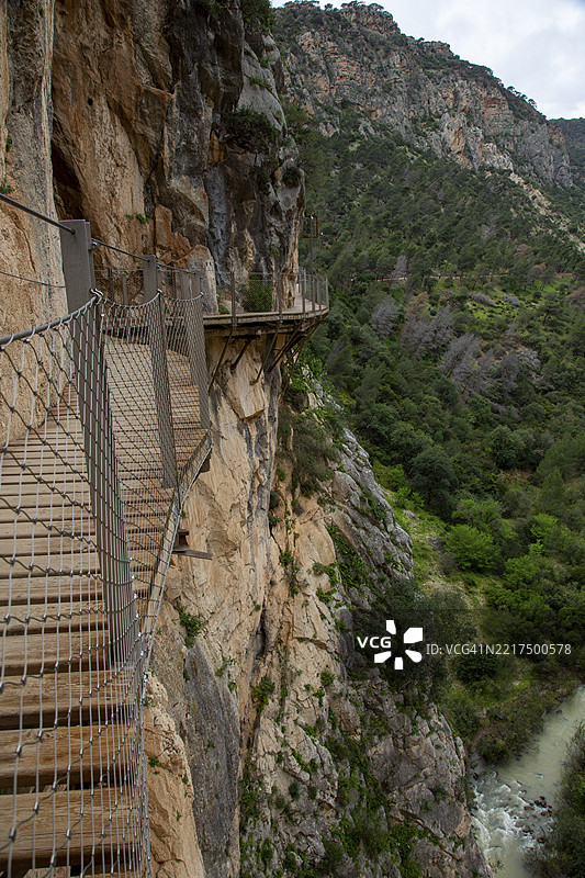 马拉加，西班牙，欧洲的国王小道上，陡峭岩壁上狭窄的木栈道，悬崖之上。图片素材