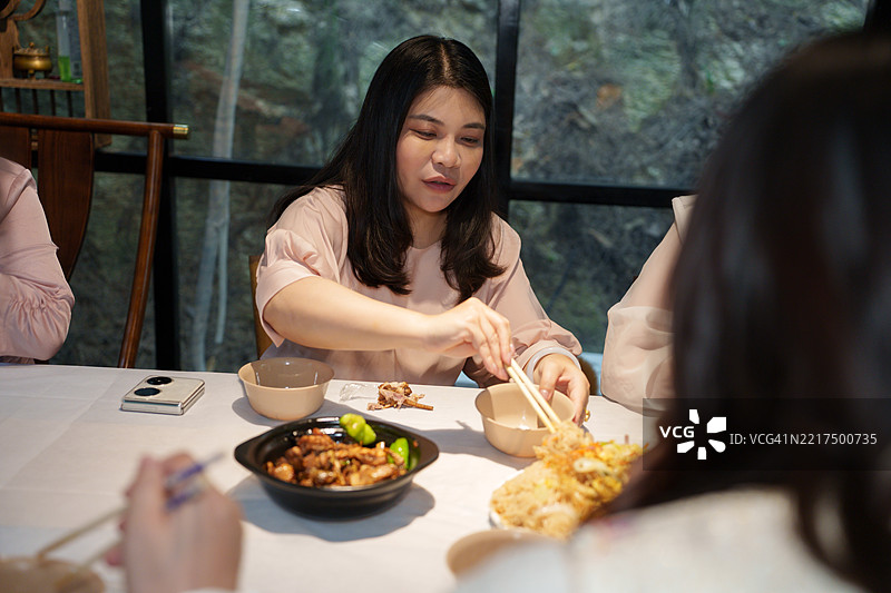 亚洲女性享受中国美食图片素材
