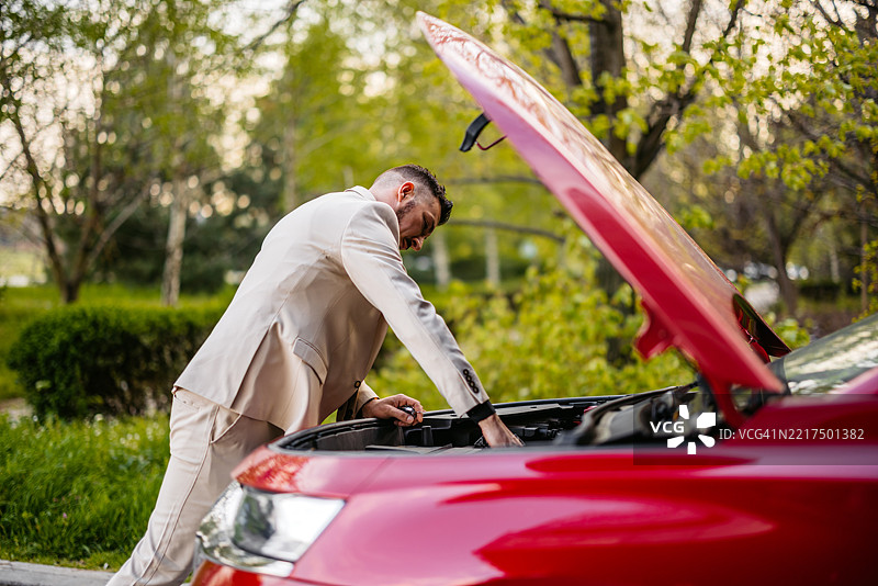 中年商人在街上遇到汽车故障图片素材