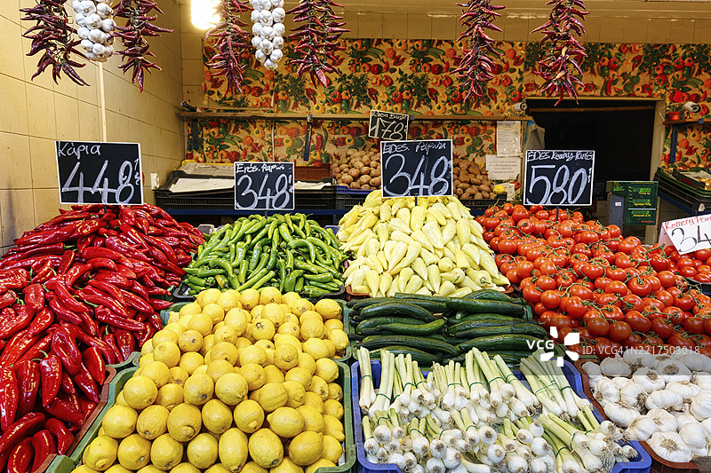 各种类型的蔬菜，新鲜蔬菜在市场摊位上，布达佩斯大市场，匈牙利，欧洲图片素材