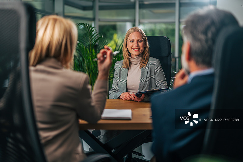 年轻职业女性与同事们进行商务会议图片素材