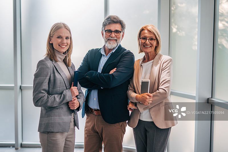 微笑的商务团队在现代办公室合影图片素材