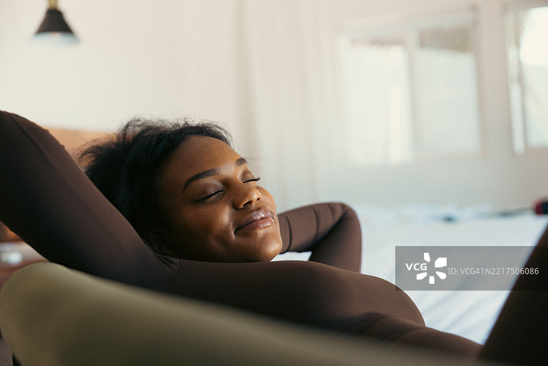 被温暖包裹的女人图片素材